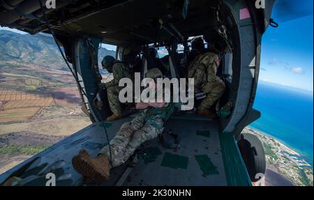 CASERMA DI SCHOFIELD, Hawaii (settembre 13, 2022) i membri del team U.S. Special Operations Command Pacific si preparano ad eseguire una caduta statica in volo sopra una zona di caduta designata presso Schofield Barracks, Oahu, Hawaii, 13 settembre 2022. Le forze delle operazioni speciali degli Stati Uniti mantengono la competenza nel completare la linea statica e i salti aerei a caduta libera ad alta quota. SOCPAC funge da componente funzionale per tutte le missioni operative speciali implementate in tutta la regione dell'Inso-Pacifico. (STATI UNITI Foto Navy di Mass Communication Specialist 1st Class Joey Rolfe) Foto Stock