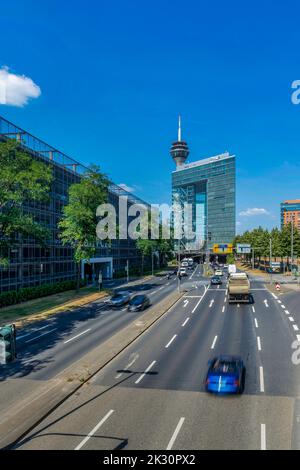 Germania, Nord Reno-Westfalia, Dusseldorf, traffico lungo Volklinger Strasse con Stadttor in background Foto Stock