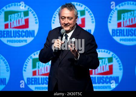 Milano, Italia. 23 settembre 2022. Paolo Barelli del partito di destra italiano forza Italia parla durante un rally come parte della campagna per le elezioni generali. Gli italiani si dirigono ai sondaggi per le elezioni generali del 25 settembre. Credit: Nicolò campo/Alamy Live News Foto Stock