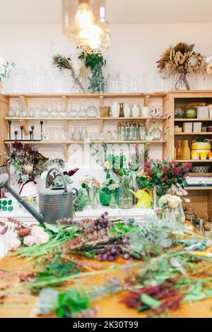 Vasi e fiori in esposizione per la vendita al negozio floreale Foto Stock