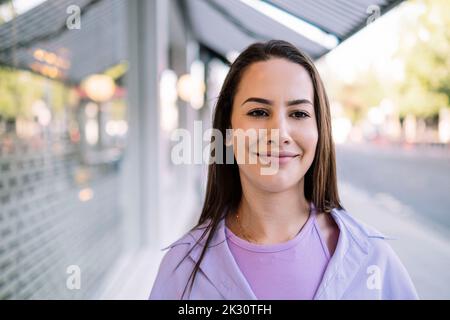 Sorridendo bella giovane donna da costruzione Foto Stock