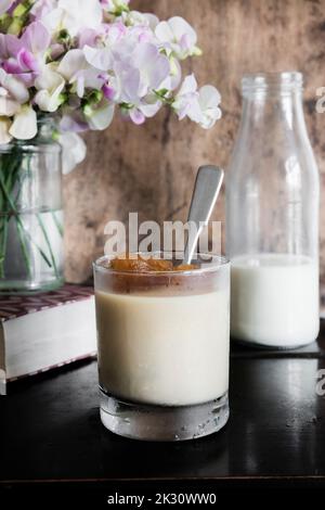 Preparazione di caffè vegano ghiacciato con latte d'avena Foto Stock