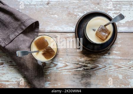 Due bicchieri di caffè vegano ghiacciato con latte d'avena Foto Stock