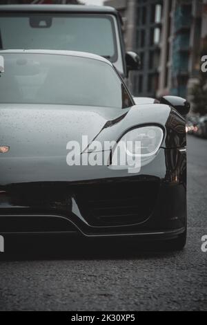 Una Porsche 918 Spyder unica e davvero difficile da finde ha trovato rubare l'attenzione intorno a Londra. Foto Stock