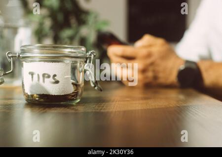 Il vasetto di punta si trova sul tavolo della caffetteria Foto Stock