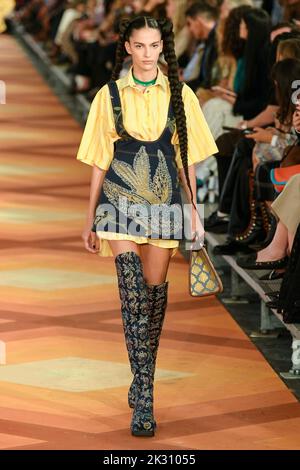 Milano, Italia. 23rd Set, 2022. PISTA ETRO SS23 durante la settimana della moda di Milano il 2022 settembre - Milano, Italia. 23/09/2022 Credit: dpa Picture Alliance/Alamy Live News Foto Stock