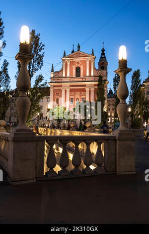 Slovenia, Lubiana, Chiesa Francescana dell'Annunciazione in Piazza Preseren al crepuscolo Foto Stock