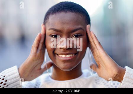 Donna sorridente con testa a contatto dentellata Foto Stock