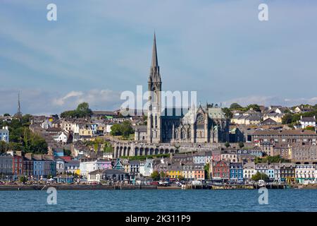 Irlanda, Contea di Cork, Cobh, Vista della città costiera con la Cattedrale di Saint Colmans nel centro Foto Stock