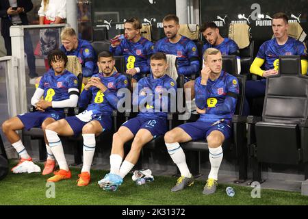 Milano, Italia. 23rd Set, 2022. Italia, Milano, settembre 23 2022: Panca inglese durante la partita di calcio ITALIA vs INGHILTERRA, UNL, Lega A Group3 day5, stadio San Siro (Credit Image: © Fabrizio Andrea Bertani/Pacific Press via ZUMA Press Wire) Credit: ZUMA Press, Inc./Alamy Live News Foto Stock