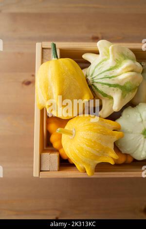 Zucche fresche in cassa di legno sul tavolo Foto Stock