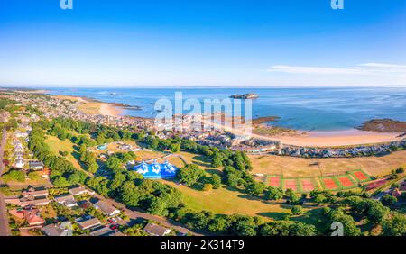 Regno Unito, Scozia, North Berwick, veduta aerea della città costiera in estate Foto Stock