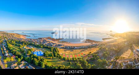 Regno Unito, Scozia, North Berwick, panorama aereo della città costiera al tramonto estivo Foto Stock