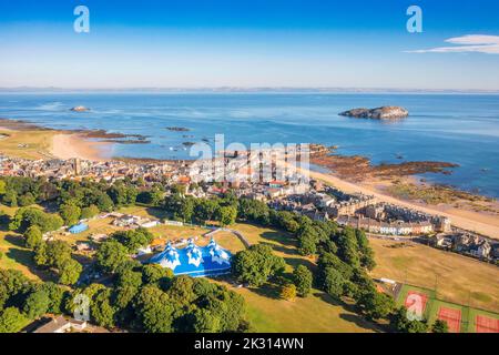 Regno Unito, Scozia, North Berwick, veduta aerea dell'arena del festival Fringe by Sea con tenda Belhaven Big Top Foto Stock