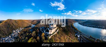 Germania, Renania-Palatinato, Braubach, panorama aereo del castello di Marksburg che domina la gola del Reno in autunno Foto Stock