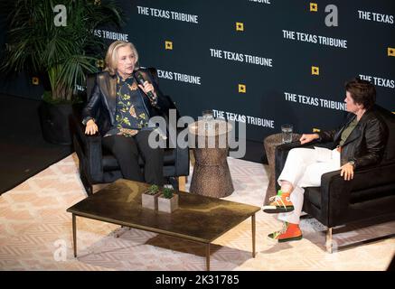 Austin, Texas USA, settembre 23 2022: L'ex prima signora, segretario di stato, senatore degli Stati Uniti e candidato presidenziale democratico HILLARY CLINTON, l, dà le sue opinioni sullo stato attuale della politica nazionale al podcaster KARA SWISHER in un'intervista di un'ora al primo giorno del Texas Tribune Festival nel centro di Austin. Clinton ha trascorso cinque decenni nel servizio pubblico. Credit: Bob Daemmrich/Pool/Alamy Live News Foto Stock