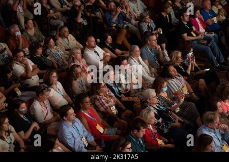 Austin Texas USA, settembre 23 202: Una folla al Paramount Theater ascolta come ex prima signora, segretario di stato, senatore statunitense e candidato democratico alla presidenza Hillary Clinton (non mostrato) La sua opinione sullo stato attuale della politica nazionale in un'intervista di un'ora al primo giorno del Texas Tribune Festival nel centro di Austin. Clinton ha trascorso cinque decenni nel servizio pubblico. Credit: Bob Daemmrich/Pool/Alamy Live News Foto Stock