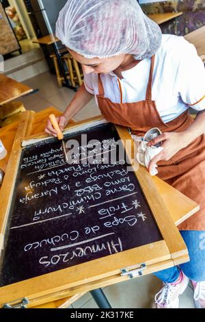 Bogotà Colombia, Chapinero Norte Carrera 11, ristoranti che mangiano fuori caffè informali, bistrot, bistrot, cameriera, parrucchiere Foto Stock