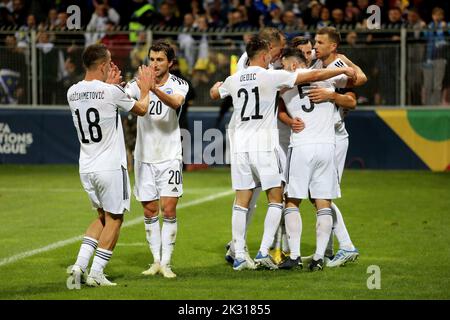 Zenica, Bosnia-Erzegovina. 23rd Set, 2022. I giocatori della Bosnia-Erzegovina celebrano un gol durante la partita della UEFA Nations League B Group 3 tra Bosnia-Erzegovina e Montenegro a Zenica, Bosnia-Erzegovina, 23 settembre 2022. Credit: Nedim Grabovica/Xinhua/Alamy Live News Foto Stock