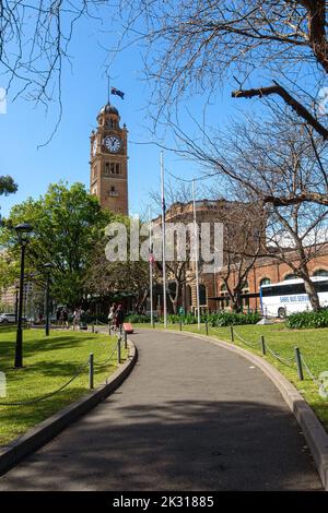 La torre dell'orologio della stazione centrale di Sydney in un pomeriggio primaverile Foto Stock
