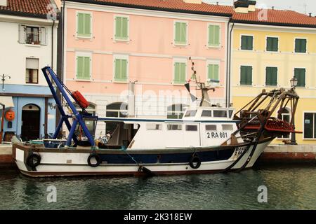 Cesenatico, Italia. Barca da pesca ormeggiata sul canale presso la banchina. Foto Stock