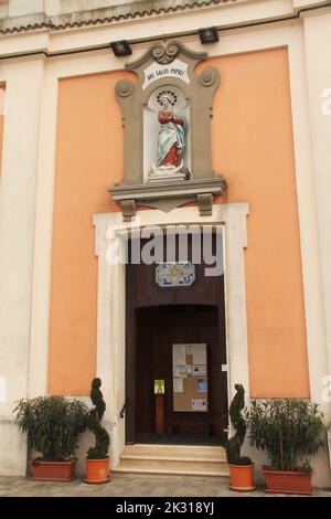 Cesenatico, Italia. Ingresso alla Chiesa di San Giacomo nel centro storico. Statua della Madonna, protettrice della città. Foto Stock