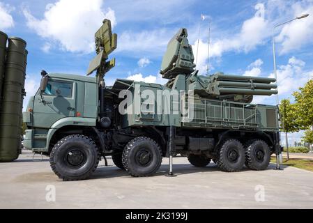 REGIONE DI MOSCA, RUSSIA - 25 AGOSTO 2020: Missile russo semovente anti-aereo e complesso di armi 'Pantsir-S' basato sul Kamaz-6560 veicolo a t Foto Stock