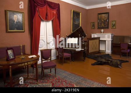 DANILOVSKOE, RUSSIA - 04 AGOSTO 2022: L'interno del soggiorno della vecchia tenuta nobile dei Batyushkovs, in cui lo scrittore russo A.I. Ku Foto Stock