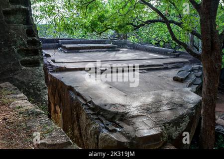 La Sala del pubblico appartenente all'antica città reale di Re Kasyapa presso la Fortezza di Sigiriya Rock a Sigiriya in Sri Lanka. Foto Stock