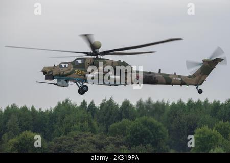 KUBINKA, RUSSIA - 19 AGOSTO 2022: Elicottero militare russo mi-28Nm (RF-13490) vola sopra la foresta in una giornata nuvolosa Foto Stock