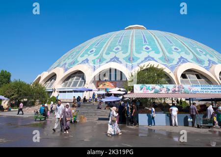 TASHKENT, UZBEKISTAN - 03 SETTEMBRE 2022: Al mercato di Chorsu in una giornata di sole Foto Stock