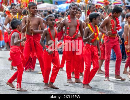 I giovani ballerini Tamil Kavadi si esibiscono durante il giorno Perahera a Kandy in Sri Lanka. Il giorno Perahera è l'evento finale del festival Esala Perahera. Foto Stock