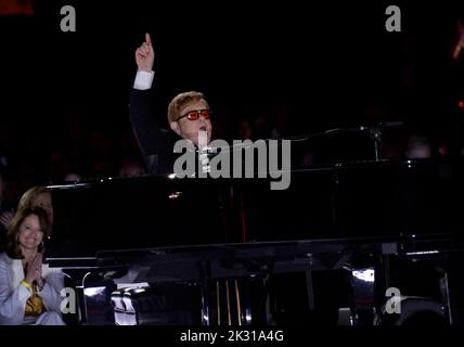 Washington DC, Stati Uniti. 23rd Set, 2022. Elton John preforma uno spettacolo che chiama “A Night When Hope and History Rhyme” come parte del suo tour di addio sul prato meridionale della Casa Bianca a Washington, DC venerdì 23 settembre 2022. Foto di Bonnie Cash/Pool/ABACAPRESS.COM Credit: Abaca Press/Alamy Live News Foto Stock