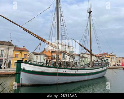 Cesenatico, Italia. Vecchia barca a vela esposta a Porto canale Leonardesco, la principale attrazione della città. Foto Stock