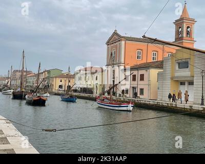 Cesenatico, Italia. Vecchie barche a vela esposte nel Porto canale Leonardesco, la principale attrazione della città.Chiesa di San Giacomo sulla destra. Foto Stock