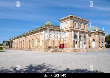 KAGAN, UZBEKISTAN - 11 SETTEMBRE 2022: Palazzo di Bukhara Emir Seyid Abdulahad Khan in una giornata di sole Foto Stock