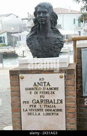 Cesenatico, Italia. Busto dedicato ad Anita Garibaldi, figura rivoluzionaria e moglie di Giuseppe Garibaldi. Foto Stock