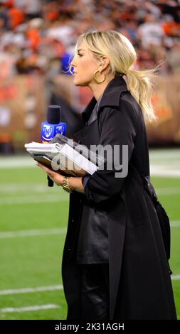 First Energy Stadium. 22nd Set, 2022. Charissa Thompson durante la partita di Pittsburgh Steelers vs Cleveland Browns a Cleveland, Ohio, al First Energy Stadium. Jason Pohuski/CSM/Alamy Live News Foto Stock