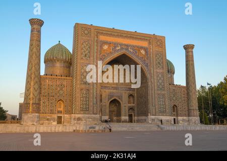 SAMARCANDA, UZBEKISTAN - 13 SETTEMBRE 2022: Sherdor Madrasa alla luce del sole della sera. Piazza Registan Foto Stock