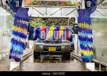 Bogota Colombia, Chapinero Norte Avenida Carrera 7, stazione di rifornimento benzina Texaco, autolavaggio automatico spazzole rotanti, Colo colombiano Foto Stock