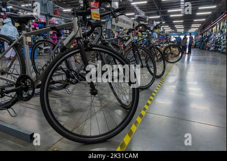 Howrah, Bengala Occidentale, India - 26th Ottobre 2020 : vari cicli sportivi, cicli di montagna, cicli ibridi e cicli di città, biciclette in vendita a Decathlon. Foto Stock