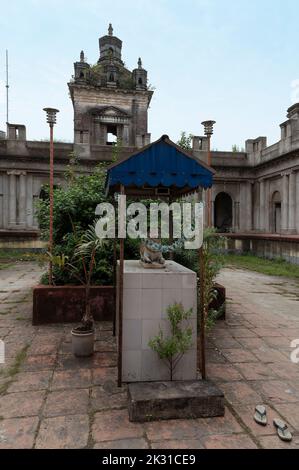 Howrah, Bengala Occidentale, India - 26th Ottobre 2020 : Nandi, Nandikeshwara o Nanddeva è la toro vahana del dio indù Shiva . Shib Mandir. Foto Stock