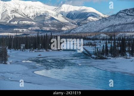 Vista del fiume North Saskatchewan nel Jasper Park lungo la Icefields Pkwy in inverno Foto Stock