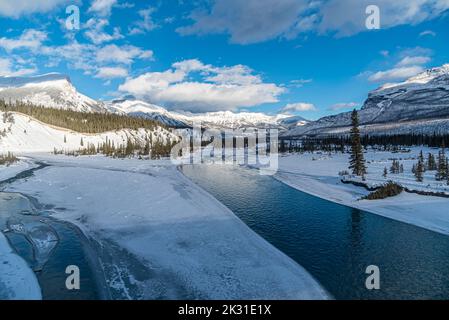 Vista del fiume North Saskatchewan nel Jasper Park lungo la Icefields Pkwy in inverno Foto Stock