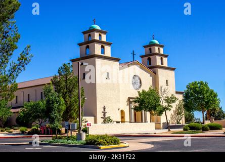 Facciata della Chiesa cattolica con due campanili Foto Stock
