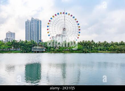 Ruota panoramica al parco sul lungomare di Zhanjiang, Cina Foto Stock