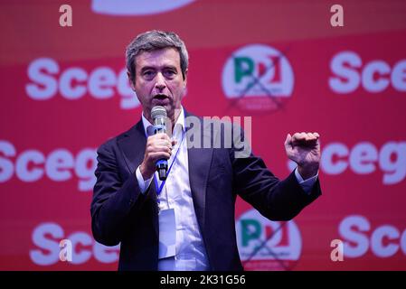 Roma, Italia. 23rd Set, 2022. Andrea Orlando, Ministro del lavoro, interviene sul palco durante l'evento finale della campagna elettorale per le elezioni politiche del 25 settembre in Italia. Credit: SOPA Images Limited/Alamy Live News Foto Stock