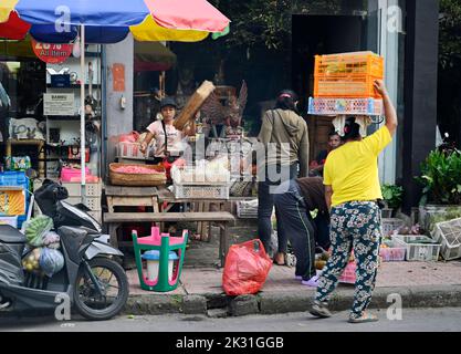 Bali, Indonesia - 18 settembre 2022; la gente che ha istituito il loro stand di strada di produzione, Ubud, Bali, Indonesia Foto Stock