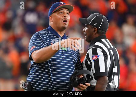 23 settembre 2022: Tony Elliott, allenatore capo della Virginia Cavaliers, reagisce guardando la scheda video con un funzionario contro la Syracuse Orange durante la prima metà di venerdì, 23 settembre 2022 al JMA Wireless Dome di Syracuse, New York. Rich Barnes/CSM Foto Stock