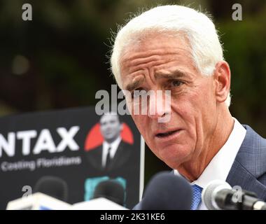 Orlando, Stati Uniti. 23rd Set, 2022. Il Rep. Charlie Crist, candidato democratico alla gubernatorial per la Florida, parla durante una conferenza stampa di campagna al parco di Lake Eola a Orlando, Florida. Nelle elezioni generali, il governatore repubblicano Ron DeSantis si trova di fronte al suo presidente. Credit: SOPA Images Limited/Alamy Live News Foto Stock